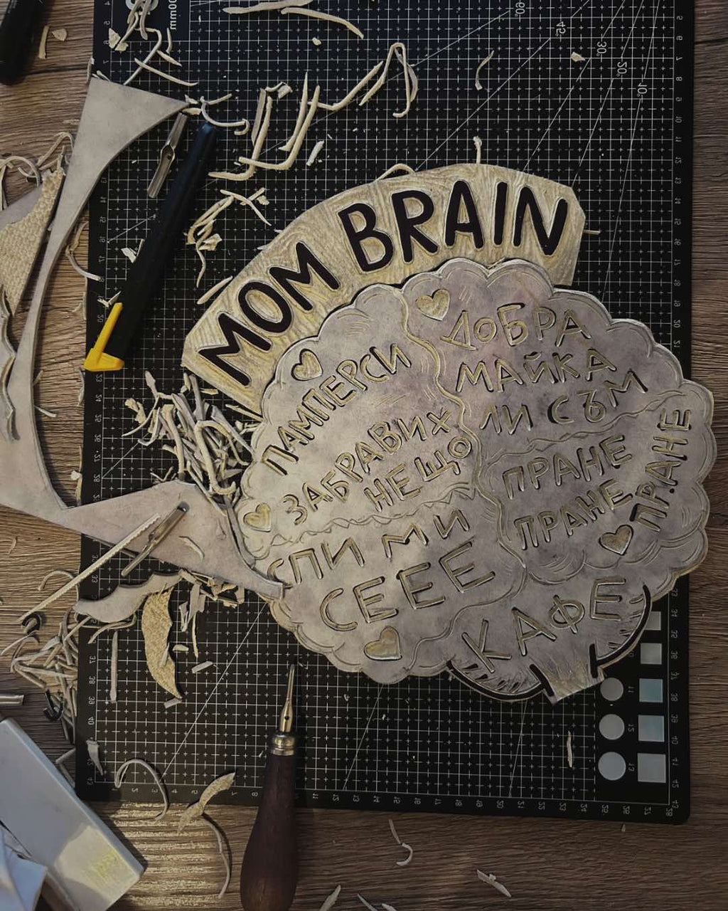 MOM brain | Regular Fit тениска | BLACK